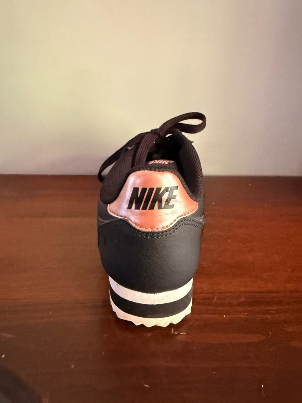Nike women’s classic Cortez leather. Black with rose gold accents. size 8.5 - Picture 9 of 14
